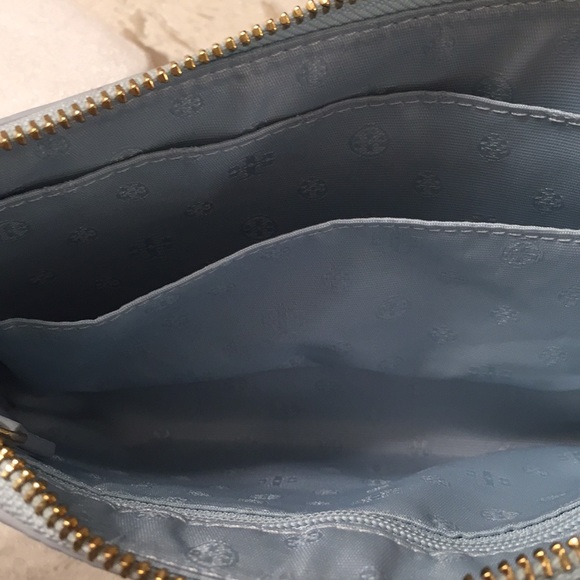 ❌SOLD❌Tory Burch Britten Lrg zip Wristlet, Seltzer - Picture 5 of 8